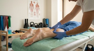 Fisioterapeuta en Torrejón de Ardoz realizando un tratamiento.