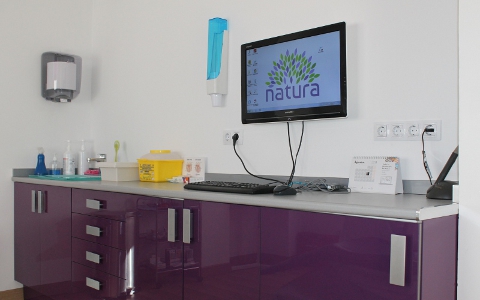 Sala clínica equipada con tecnología odontológica en Clínica Natura, Torrejón de Ardoz.