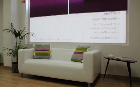 Sala de espera de Clínica Natura con atención cercana y ambiente confortable en Torrejón de Ardoz.