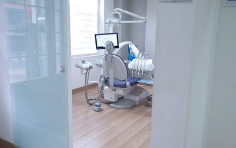 Consulta dental equipada para tratamientos odontológicos en Clínica Natura, Torrejón de Ardoz.