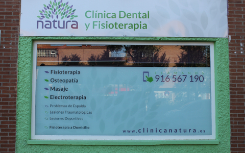 Detalle del rótulo exterior de Clínica Natura Dental y Fisioterapia en Torrejón de Ardoz.