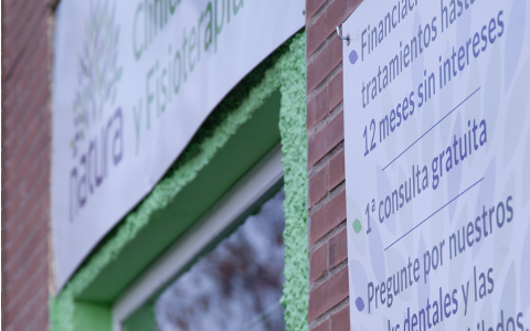 Entrada principal de Clínica Natura Dental y Fisioterapia en Torrejón de Ardoz.
